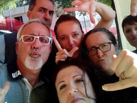Silvia indica molto velatamente al maestro cosa potrebbe succedergli se non arriva puntiale!