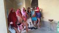 ed ecco i panzatori del ventre in azione, corpo speciale del gruppo, in una orripilante esibizione al matrimonio di Giry (che schifo!)